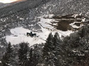 La cantera de piedra caliza de Rocky Mountain Industrials en invierno.